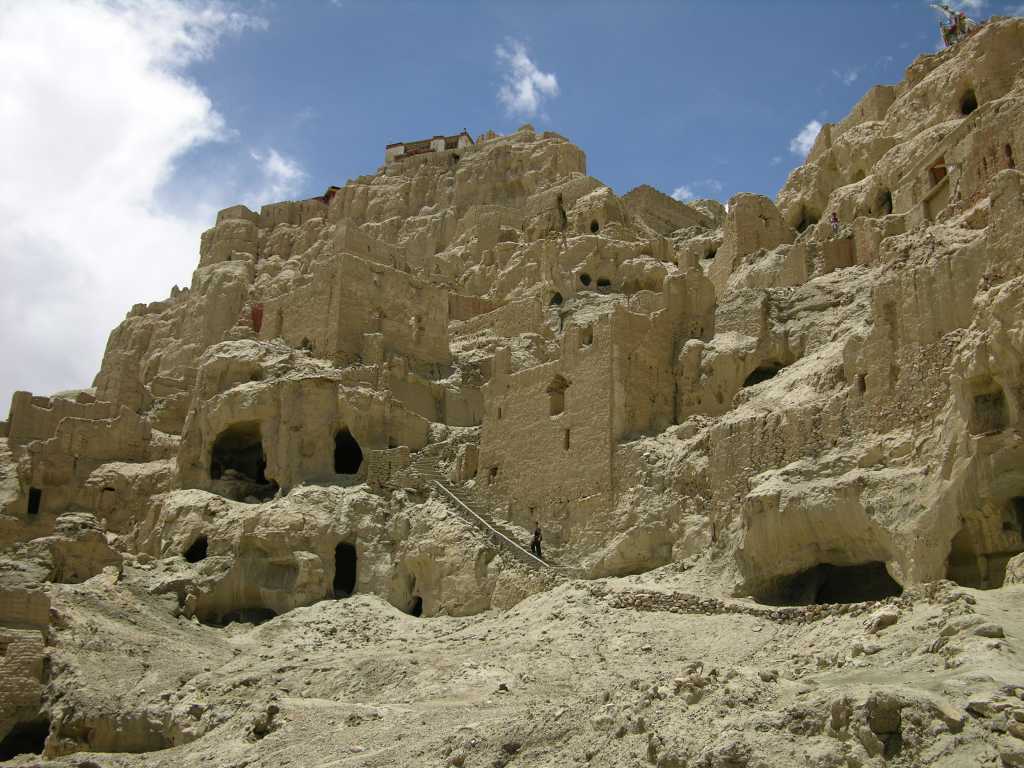 Tibet Guge 08 Tsaparang 07 Looking Up To Royal Summer Palace We started the tough climb towards the top of the Tsaparang complex. The Royal Summer Palace at the northern end of the hill top is empty.